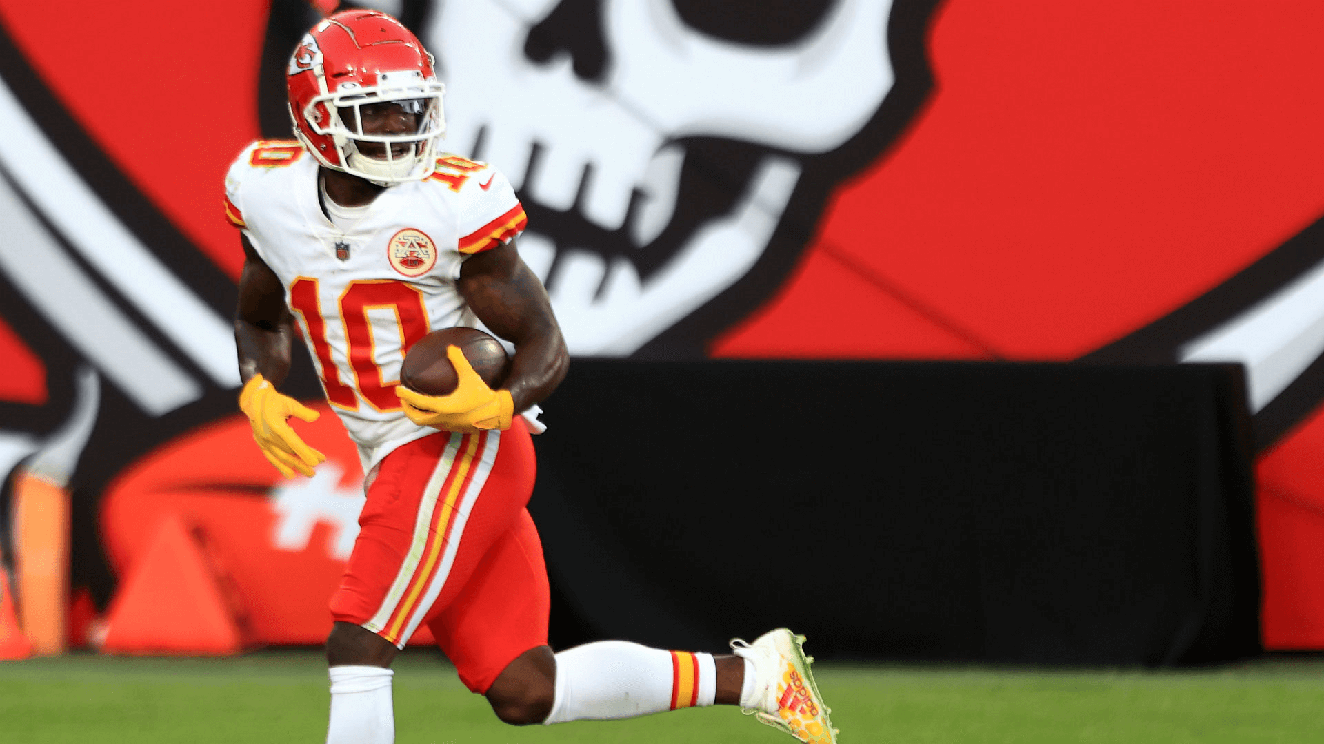 Gaining the Edge: Dolphins' Tyreek Hill Utilizes 'Madden' for Pre-Game Cornerback Scouting